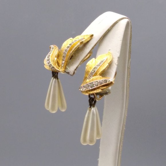 Vintage Vendome Brushed Leaf Earrings with Elongated Teardrop Pearl Dangles - Picture 3 of 5